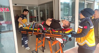 Motosiklet dönüş yapan otomobile çarpmamak için kayıp düştü