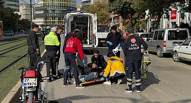 Motosiklet ile hafif ticari araç çarpıştı: 1 yaralı