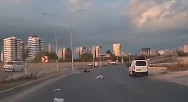 Motosiklet refüje çarptı: 2 yaralı