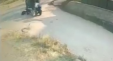 Motosiklet sürücüsü, çarpıştığı patpatın altında kaldı