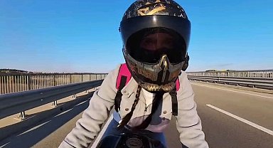 Motosiklet sürücüsü otoyolda çantasını açık unutunca eşyaları uçtu