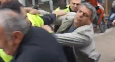 Motosikletinin çekilmesine sinirlendi, polisle yumruk yumruğa kavga etti