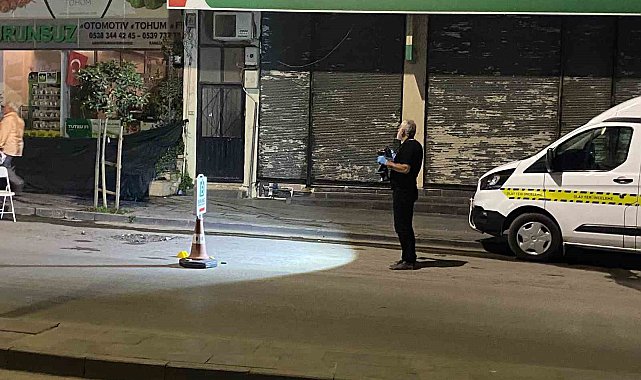 Motosikletle geldiler, iş yerini kurşunlayıp kaçtılar: O anlar kamerada