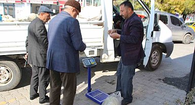 Muş merkezde yetiştirdiği kabakları Varto'da satıyor