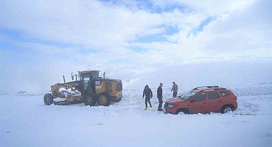 Muş'ta karda mahsur kalan vatandaşlar kurtarıldı