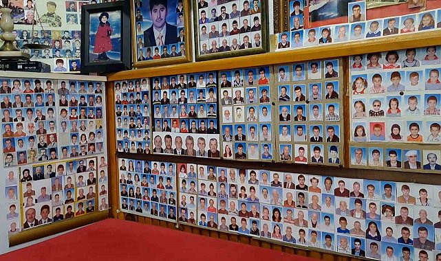 Müşterilerinin vesikalık fotoğraflarını 38 yıldır dükkanında sergiliyor