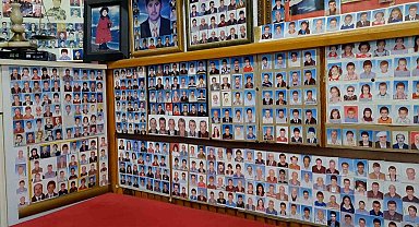 Müşterilerinin vesikalık fotoğraflarını 38 yıldır dükkanında sergiliyor