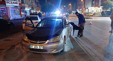 Narkotik köpekli uygulamada araçlar didik didik arandı