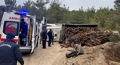 Odun yüklü kamyon devrilirken, 3 kişi yaralandı