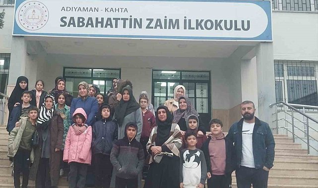 Öğrenci ve veliler okul önünde öğretmenlerini geri istedi