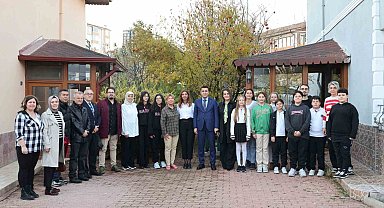 Öğrenciler 2 yıl önce vefat eden öğretmenlerinin eşini ziyaret etti