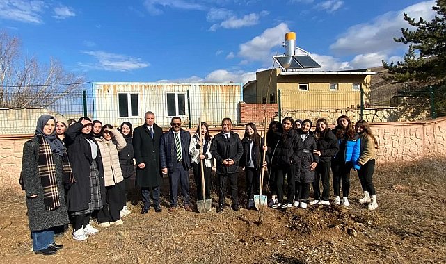 Öğrenciler fidanları toprakla buluşturdu