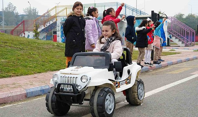 Öğrenciler trafik kurallarını öğreniyor