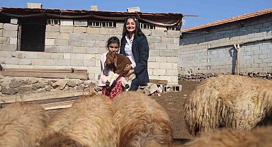 Öğrencilerine ödev olarak inek sağdıran ve kuzuları besleten Melahat öğretmenin öğrencilerinin 10 parmağında 10 marifet
