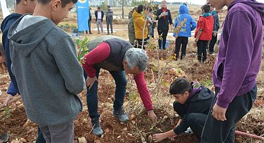 Öğretmenler Günü anısına 300 fidan toprakla buluşturuldu