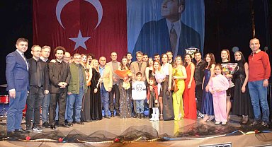 Öğretmenler hem çaldı, hem söyledi
