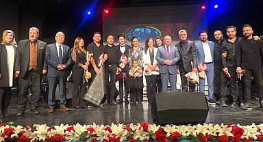 Öğretmenler sahnede de alkışlandı