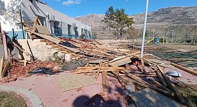 Okul, restoran ve evlerin çatıları uçtu, fırtına hayatı felç etti
