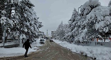 Okulların tatil edildiği ilçede kar kalınlığı 60 santimetreye ulaştı