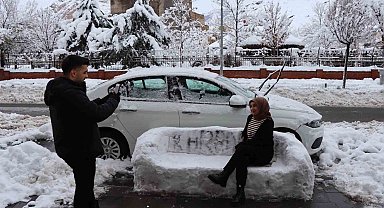 Oltu'da esnaf kardan adam yerine kardan koltuk yaptı