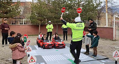 Oltu'da öğrenciler, yapay pistte trafik kurallarını öğrendi