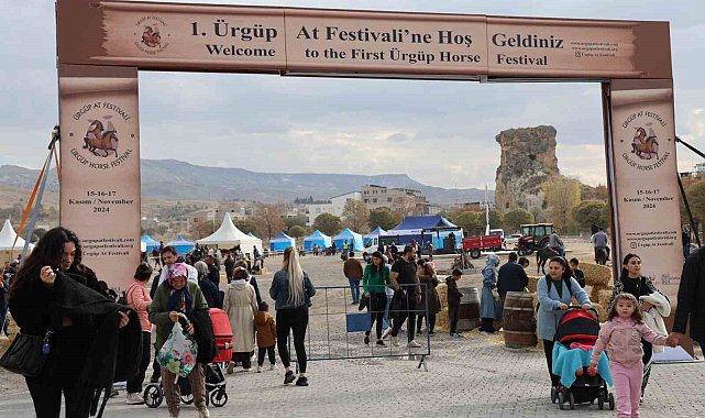 Onlarca at ve at sever bir araya geldi