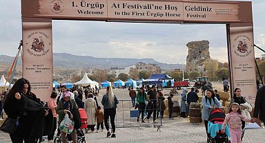 Onlarca at ve at sever bir araya geldi