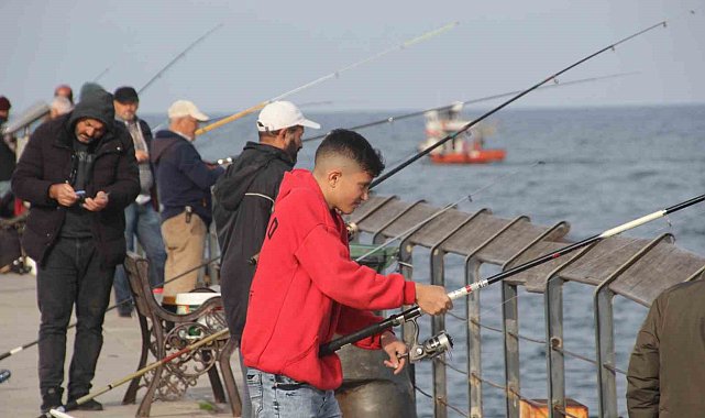 Ordu'da amatör balıkçılar rıhtıma akın etti