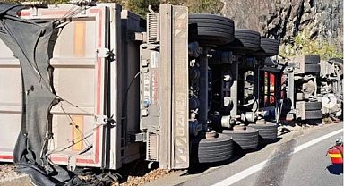 Ordu'da devrilen tırın altında kalan sürücü hayatını kaybetti