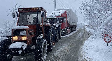 Ordu'da kar nedeniyle mahsur kalan saman yüklü tır kurtarıldı