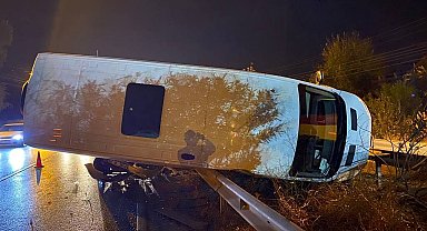 Otomobil ile çarpışan servis minibüsü yan yattı, şans eseri yaralanan olmadı
