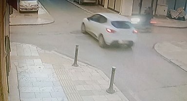 Otomobil ile motosikletin çarpışma anı kamerada: 1 yaralı