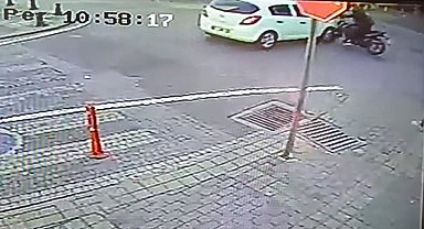 Otomobil ile motosikletin göz göre göre kazası kamerada