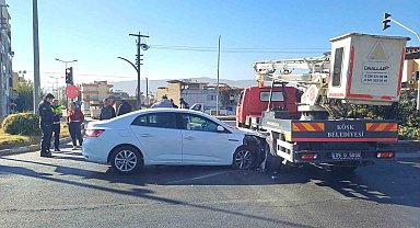 Otomobil kamyonete ok gibi saplandı