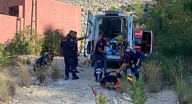 Otomobilin çarptığı motosikletli uçurumdan düşüp öldü