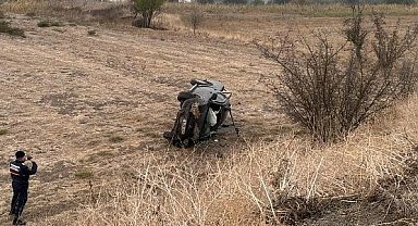 Otomobilin tarlaya uçtuğu kaza ucuz atlatıldı