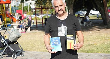 Otomobilini kütüphaneye çeviren emekli öğretmen 8 yılda 100 bini aşkın ücretsiz kitap dağıttı