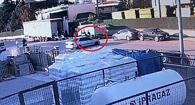 Otomobille çarpışan motosikletteki 2 kişinin yaralandığı anlar kamerada
