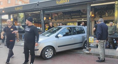 Otomobille kafeye daldı: 1'i ağır 4 yaralı