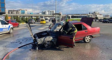 Otopark çıkışında alev alan otomobil kullanılamaz hale geldi