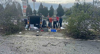 Otoyolda kontrolden çıkan araç 3 ağacı biçti: 2 yaralı