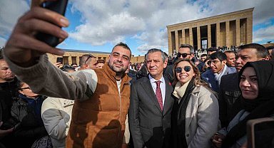 Özgür Özel, Öğretmenlerle birlikte Anıtkabir'i ziyaret etti