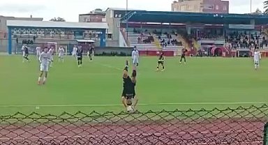 Parende atarak attığı tacı arkadaşı gole çevirdi