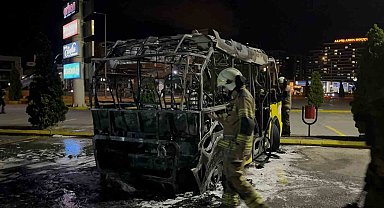 Park halindeki belediye midibüsü alev topuna döndü