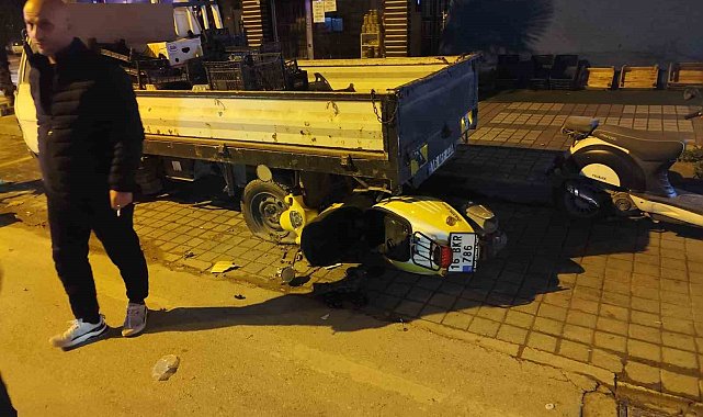 Park halindeki kamyonete çarpan motosiklet sürücüsü yaralandı