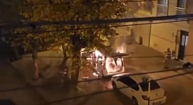 Park halindeki ticari araç alev topuna döndü