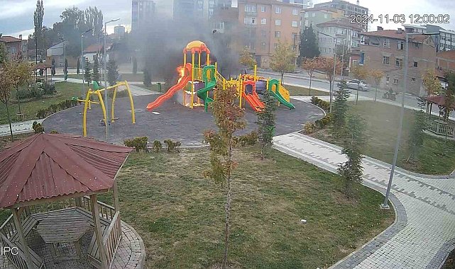 Parkta oynayan çocuklar oyun grubunu yaktı