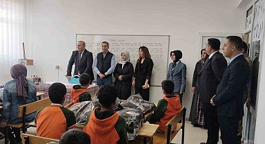 Patnoslu iş insanı Metin Esin'den bin öğrenciye giyim ve oyuncak yardımı