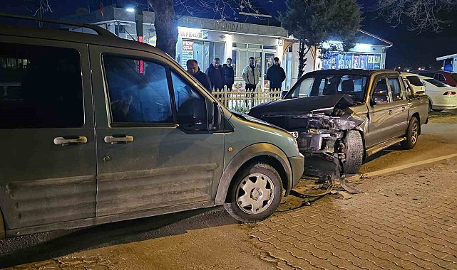 Pikap ile hafif ticari araç kafa kafaya çarpıştı: Sürücüler burnu bile kanamadan kurtuldu