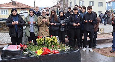 PKK'nın şehit ettiği Aybüke öğretmen mezarı başında dualarla anıldı